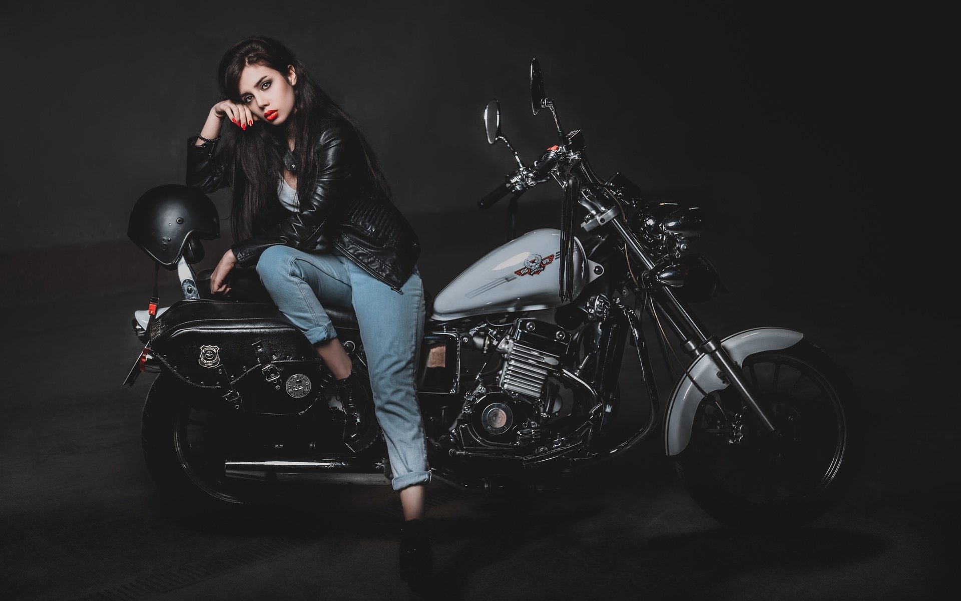 Biker girls: style and drive brings the glow — live moments in Philadelphia